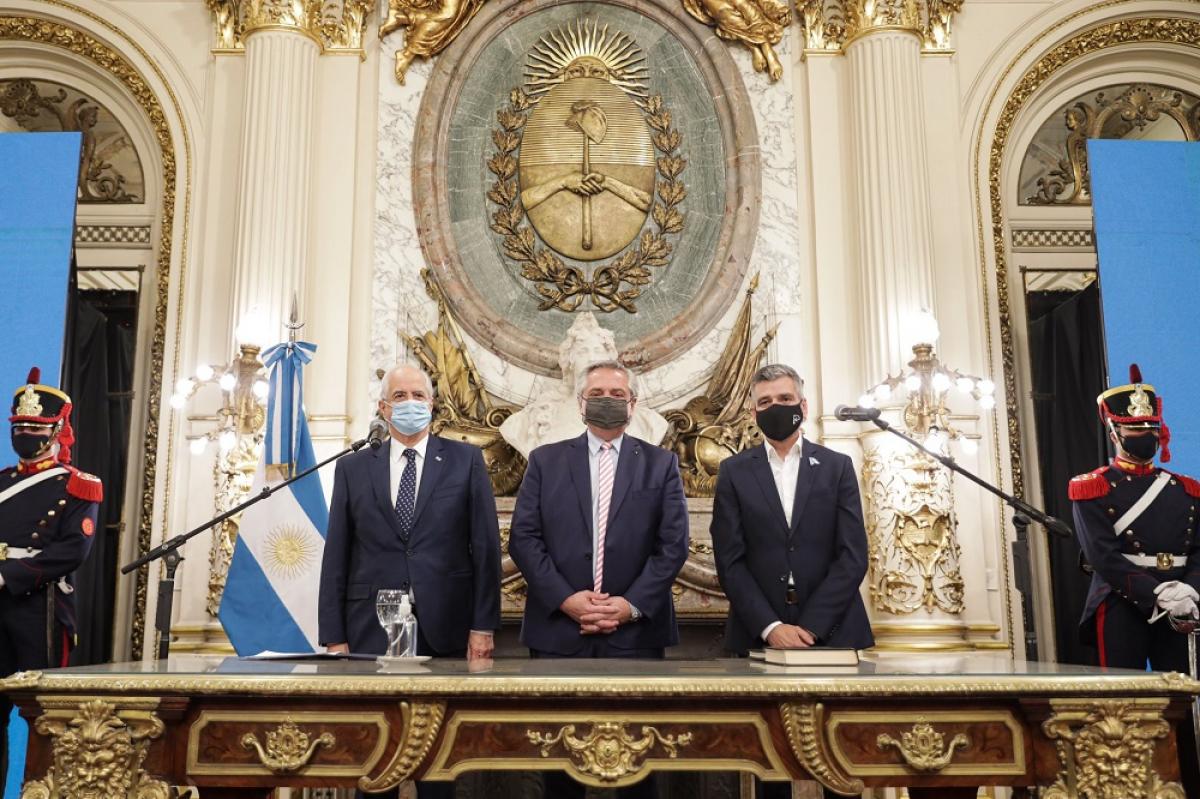 Fernández despidió con elogios a Rossi y Arroyo y le tomó juramento a los flamantes ministros