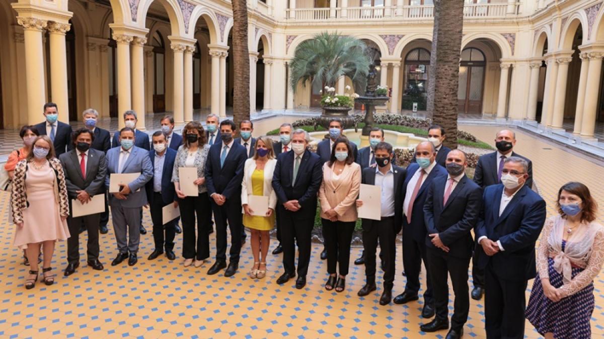 Fernández celebró la firma del Consenso Fiscal con los gobernadores y envió mensaje a Larreta