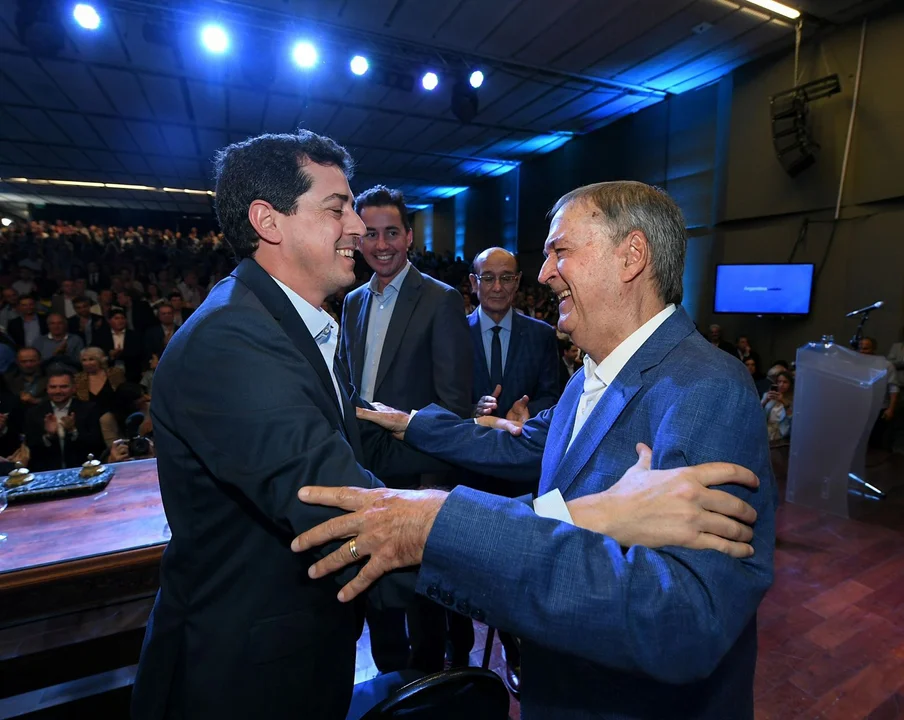 Wado de Pedro y Schiaretti juntos y sonrientes ante empresarios de CAME