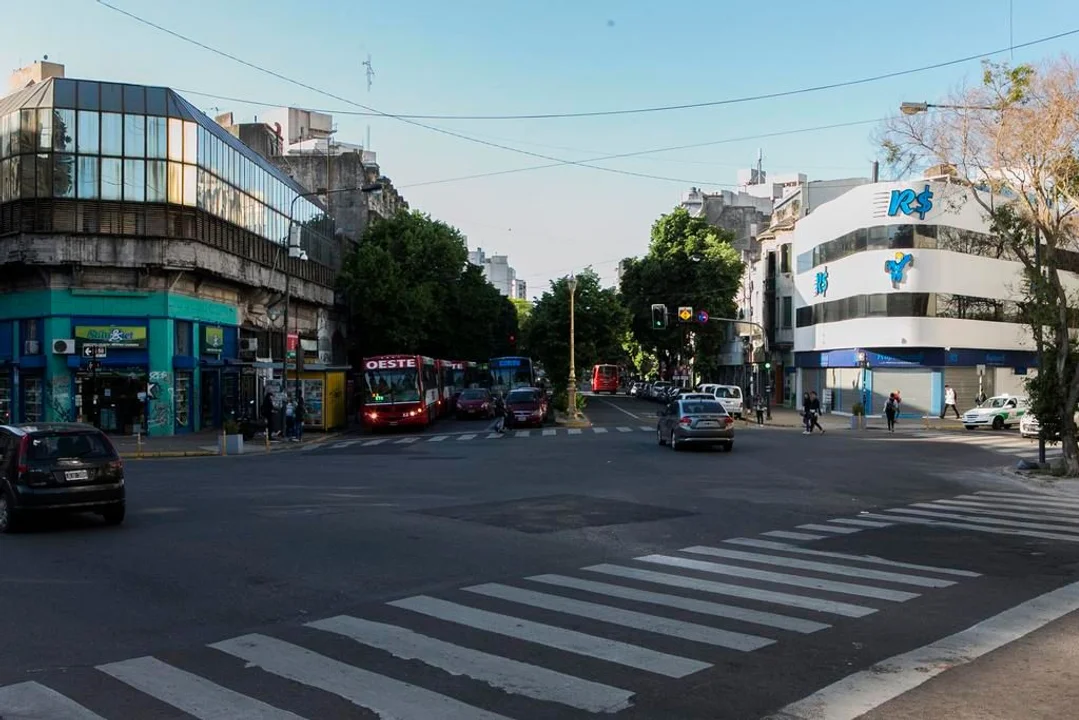 Un policía hizo cerrar comercios en La Plata con falsas advertencias por saqueos