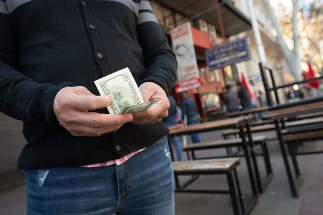 El dólar blue bajó cerca de $20 en el comienzo de la semana