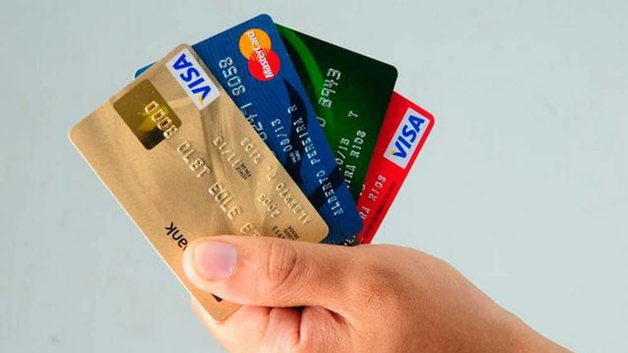 Atención: Ya es más caro financiarse con la tarjeta de crédito tanto en pesos como en dólares