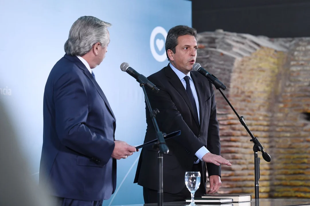El color y los incidentes alrededor de la asunción del nuevo superministro