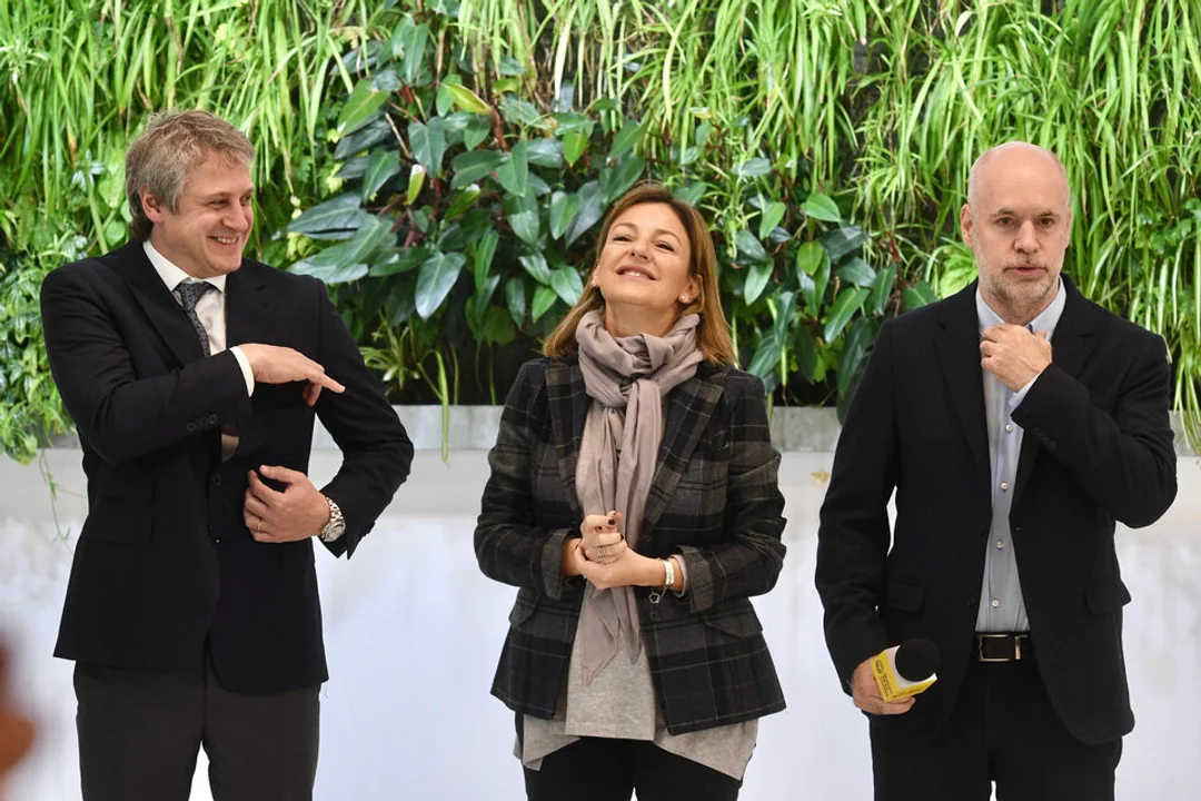 Larreta, Acuña y un anuncio de cartón sobre los planes sociales