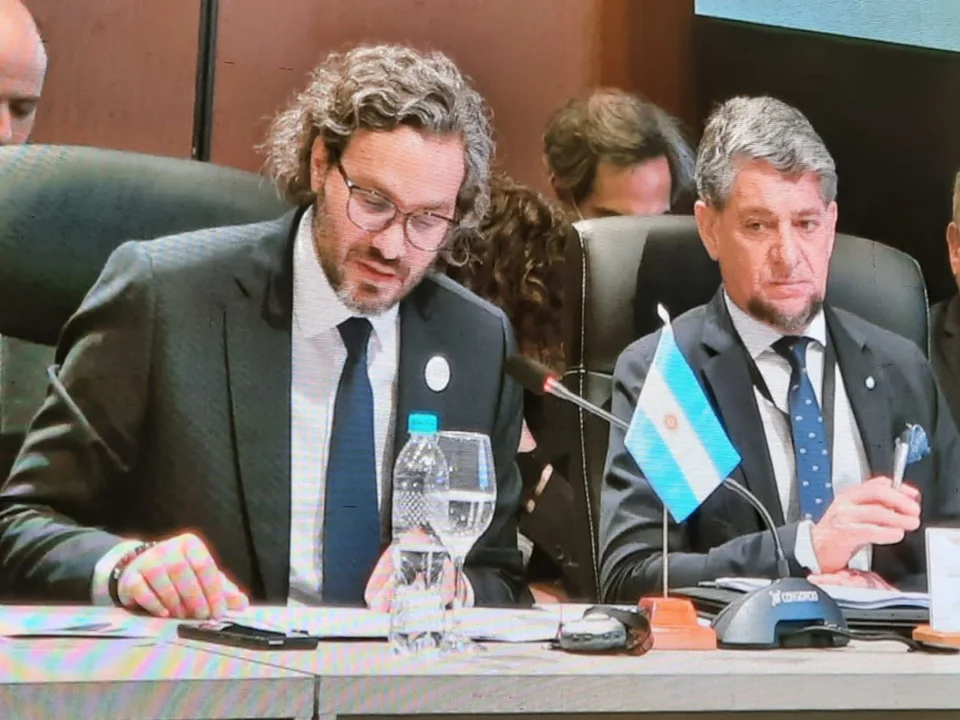 En JxC piden la renuncia de Cafiero porque Cancillería confundió la bandera de Suiza con la de Dinamarca