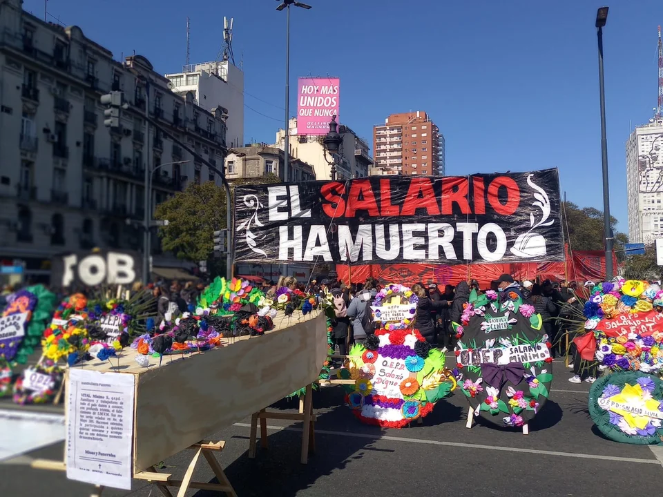 Organizaciones sociales "velaron" el salario vital y móvil frente a Casa Rosada