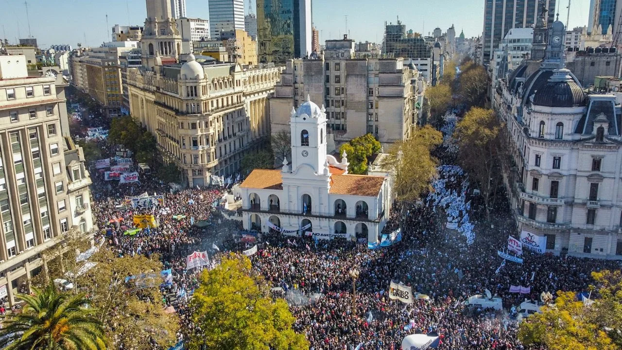 Medio millón de almas por la democracia: el pueblo y las organizaciones reventaron la Plaza de Mayo