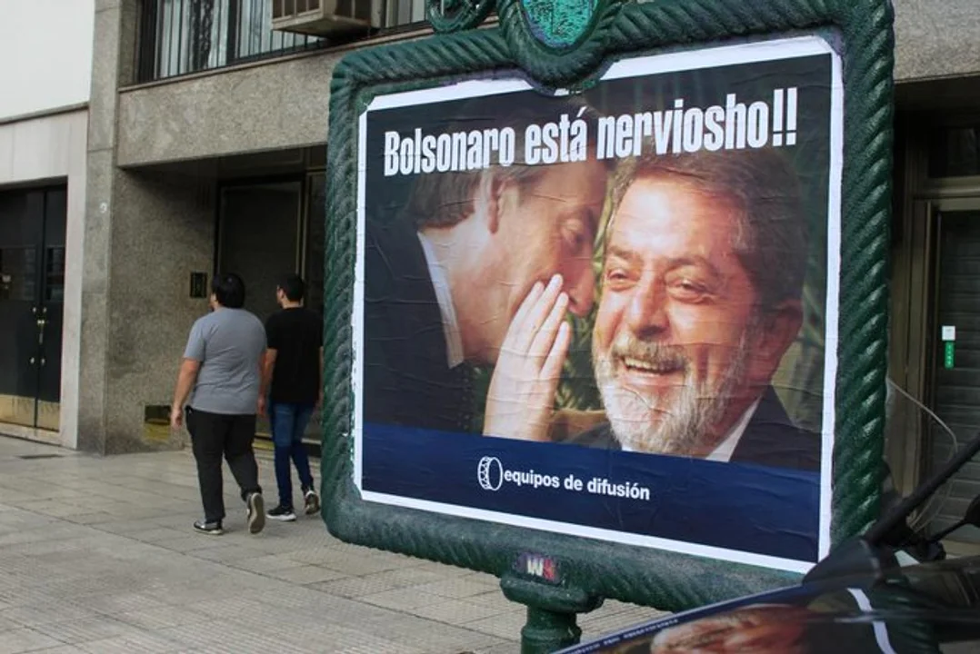 Afiches de Néstor Kirchner y Lula Da Silva inundaron CABA: "Bolsonaro está nerviosho"