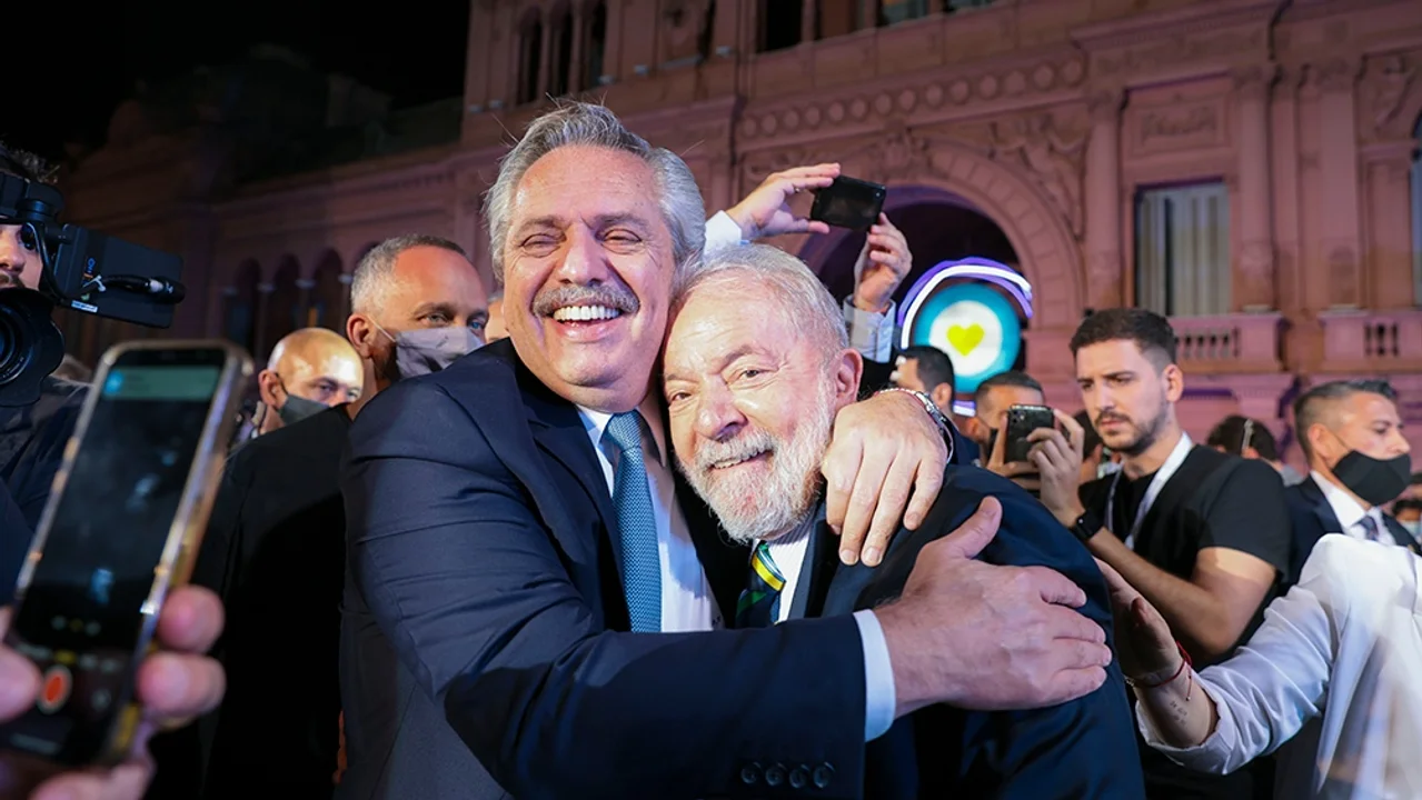Alberto Fernández rumbo a Brasil para encontrarse con Lula tras el triunfo