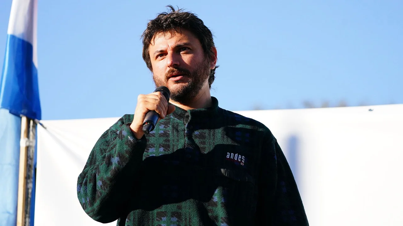 Escracharon a Juan Grabois en Ezeiza: "Nunca le robé nada a nadie"