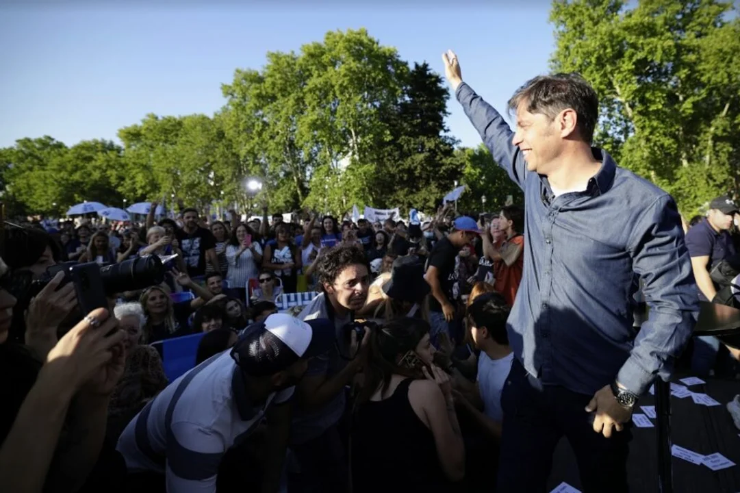 Kicillof compartió una “mateada” en La Plata con perfil de lanzamiento de campaña