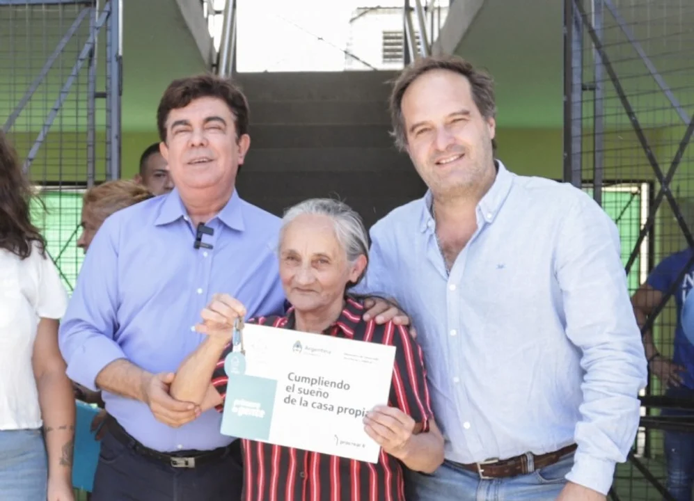 Espinoza y Maggiotti entregaron viviendas y prevén la construcción de otras 5 mil