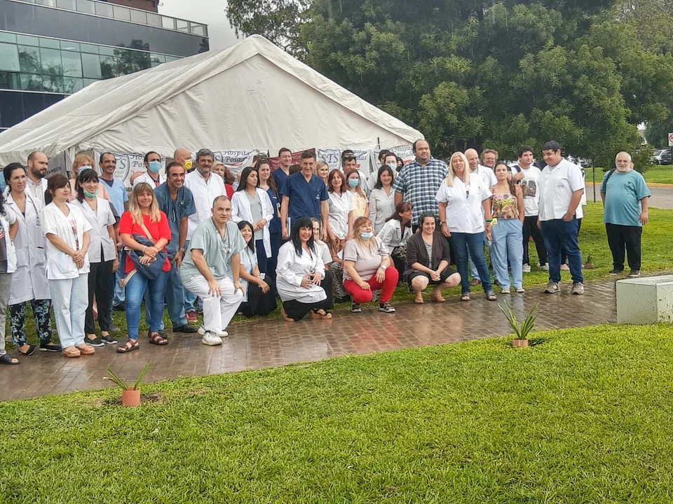 Trabajadores del Posadas instalaron una carpa blanca para reclamar mejoras salariales