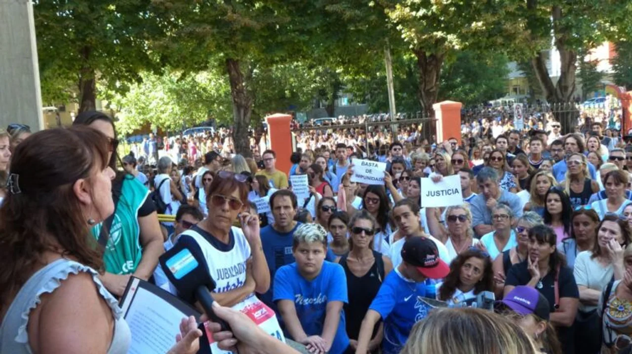Docentes de Necochea marcharon contra la violencia tras el brutal ataque a una profesora