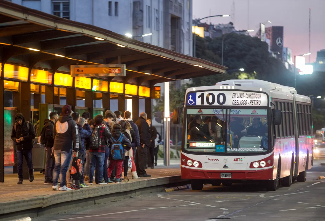 Vuelven a agitar la amenaza de una “inminente paralización” de servicios de colectivos