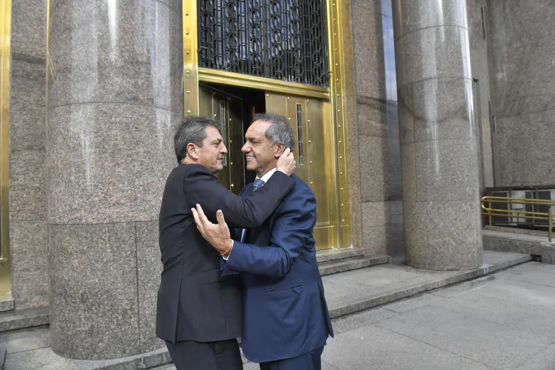 El abrazo de Massa y Scioli tras las heridas por el cierre de listas