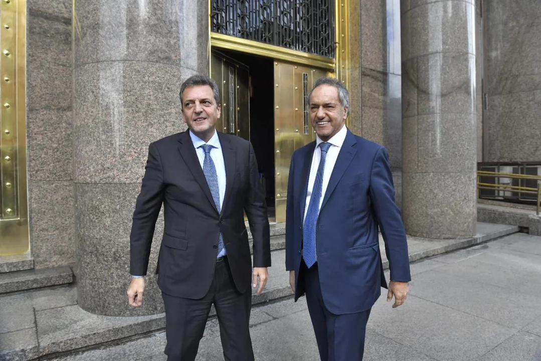 El abrazo de Massa y Scioli tras las heridas por el cierre de listas