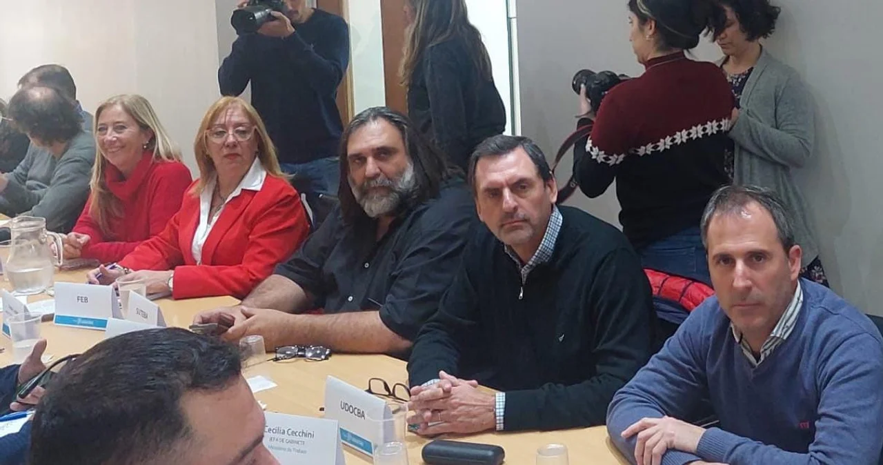 Provincia ofreció a los docentes un aumento del 45% a septiembre