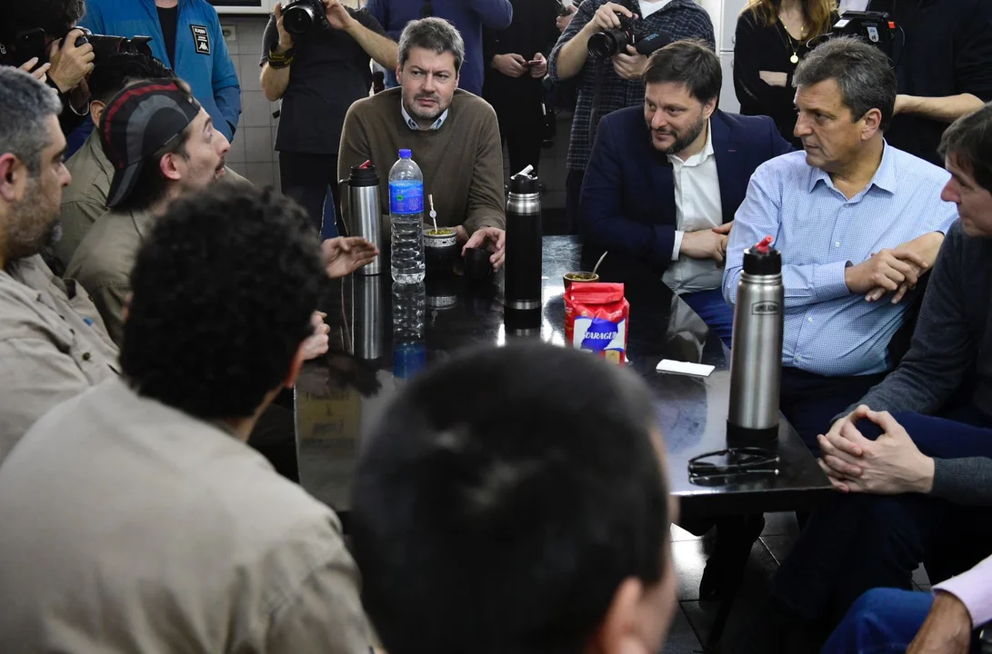 Sergio Massa hizo campaña en CABA junto a Leandro Santoro