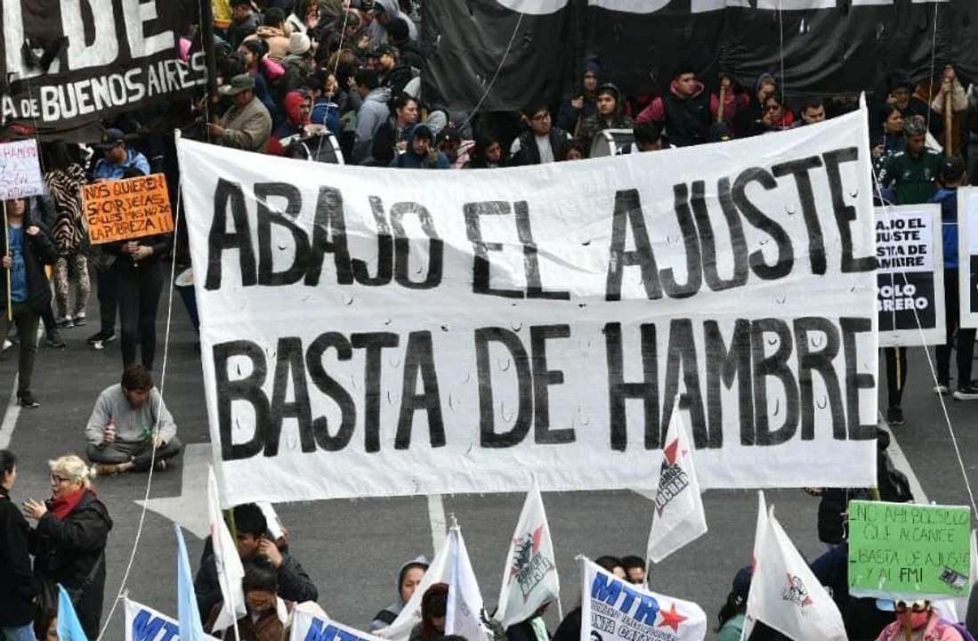 Piqueteros marcharon al Ministerio de Economía bajo la consigna "Basta de hambre"
