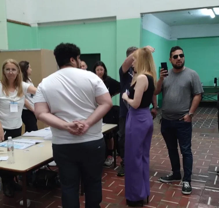 Lemoine salió del cuarto oscuro con la boleta en la mano y denunciaron "voto cantado"