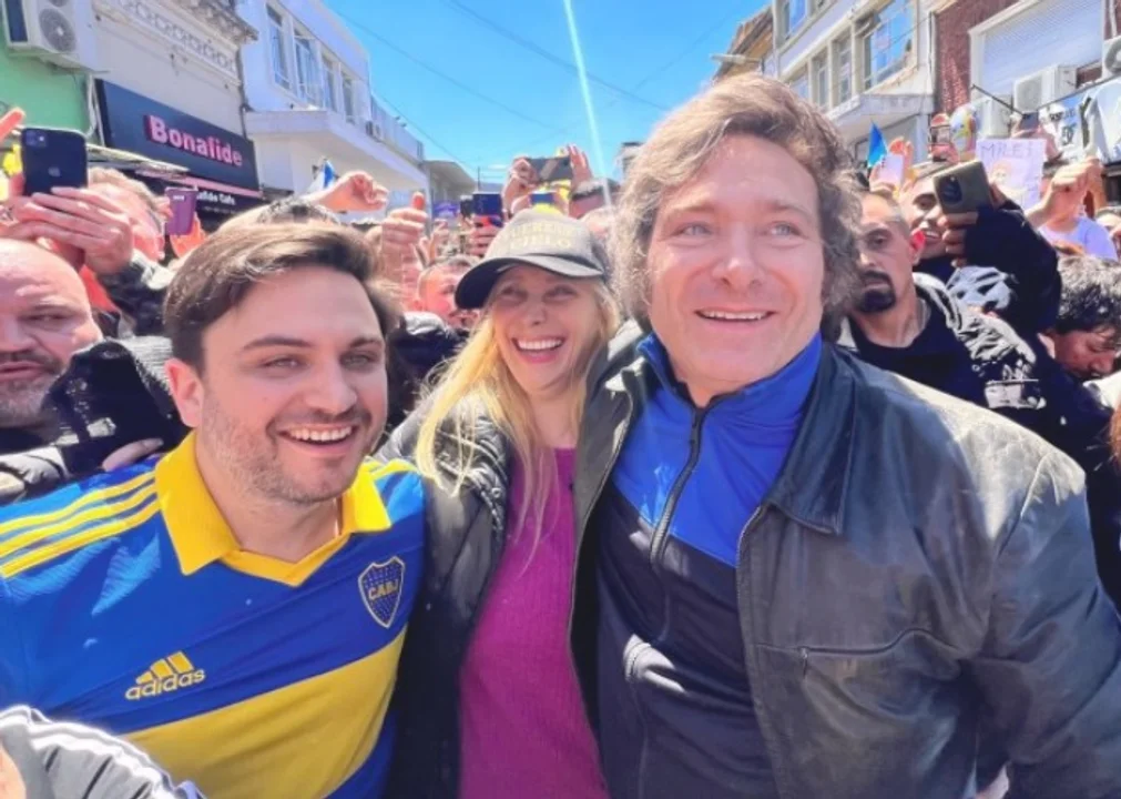 De caravana, Milei definió a Massa como el candidato del "status quo"