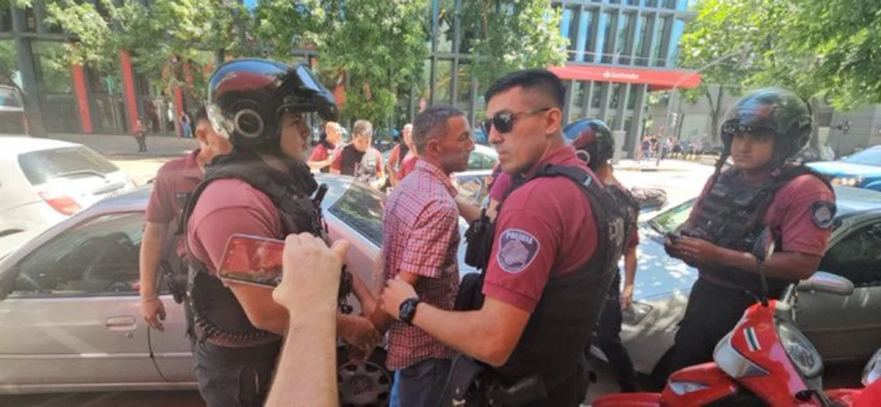 Bullrich confirmó la detención del hombre que le había tirado un botellazo al Presidente
