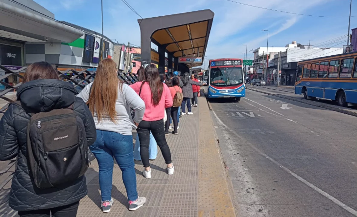 Empresas de colectivos recorta servicios tras la devaluación y el aumento de combustible