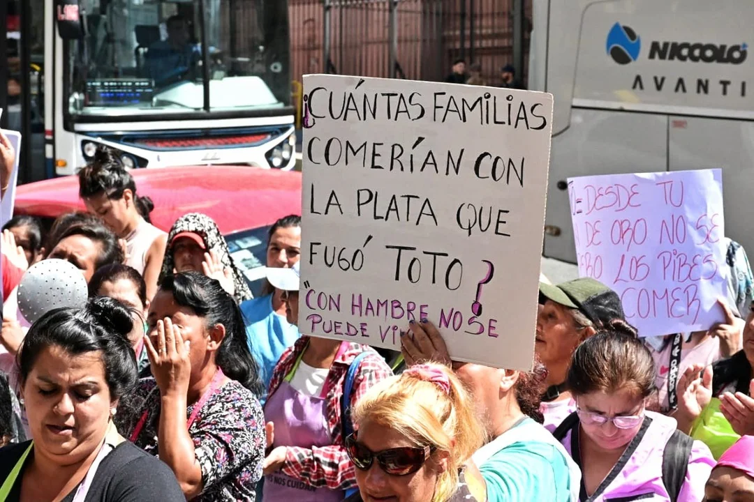 Ollas vacías frente al Ministerio de Economía y el country donde vive Caputo