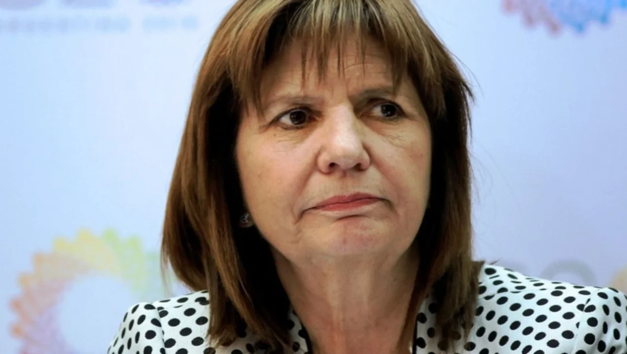 Bullrich salió a ostentar el protocolo antipiquetes en el paro de aeronáuticos