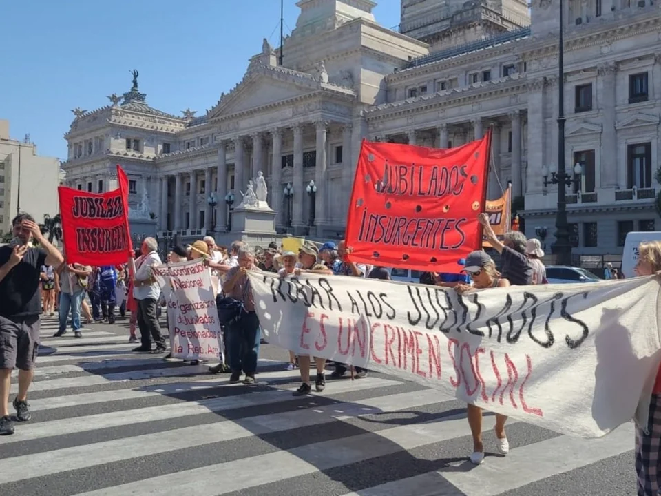Cruel: El Gobierno analiza convertir a los jubilados por moratoria en beneficiarios de planes