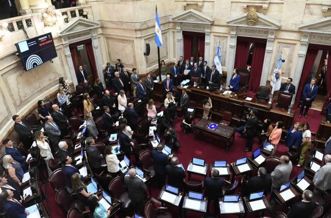 Los senadores se aumentaron el sueldo en una votación sin debate y a mano alzada