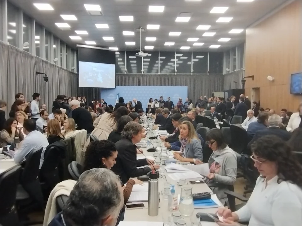 Diputados comenzó a debatir la Ley Ómnibus en comisiones en medio de intensas negociaciones