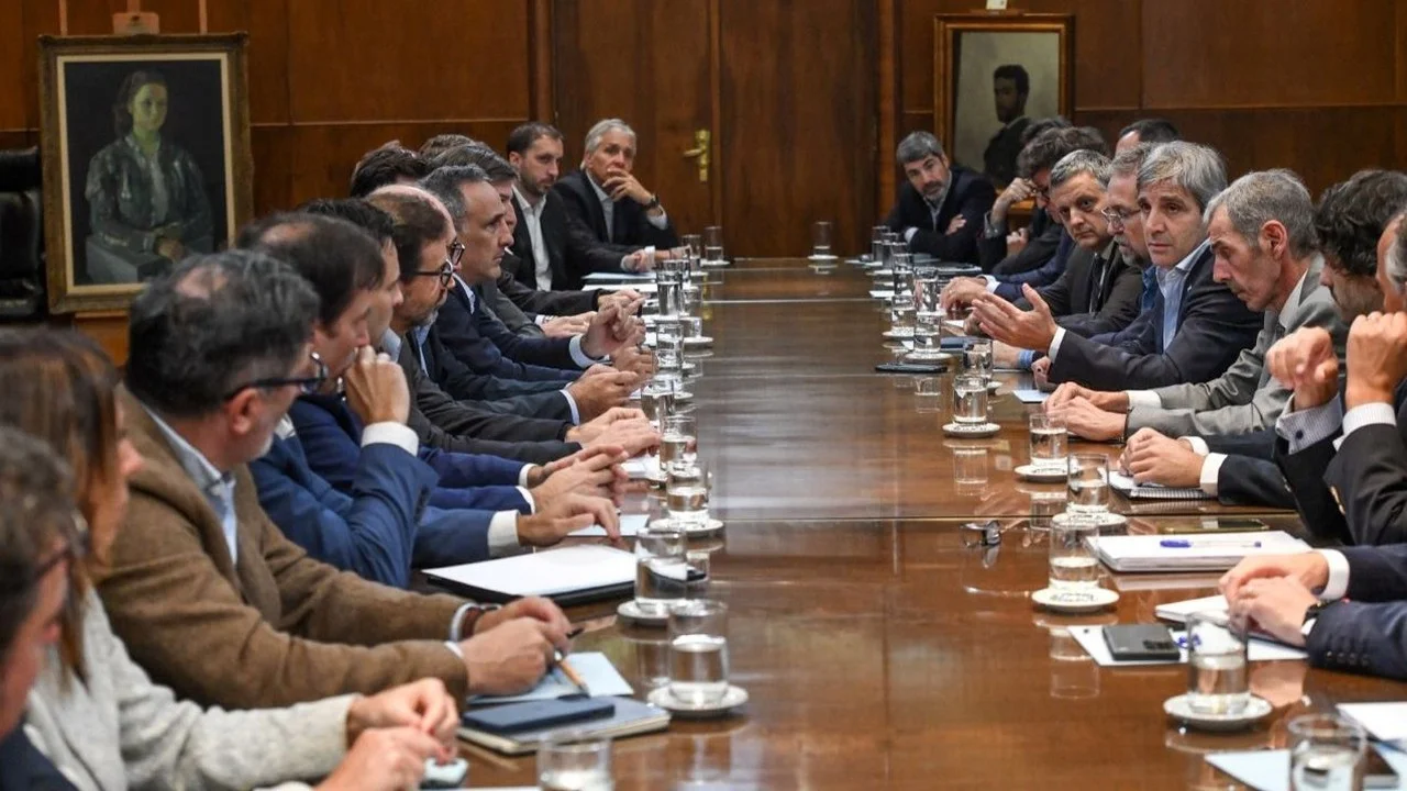 “Canje energético”, dólar y RIGI: el Gobierno se pelea con los empresarios en tiempo record