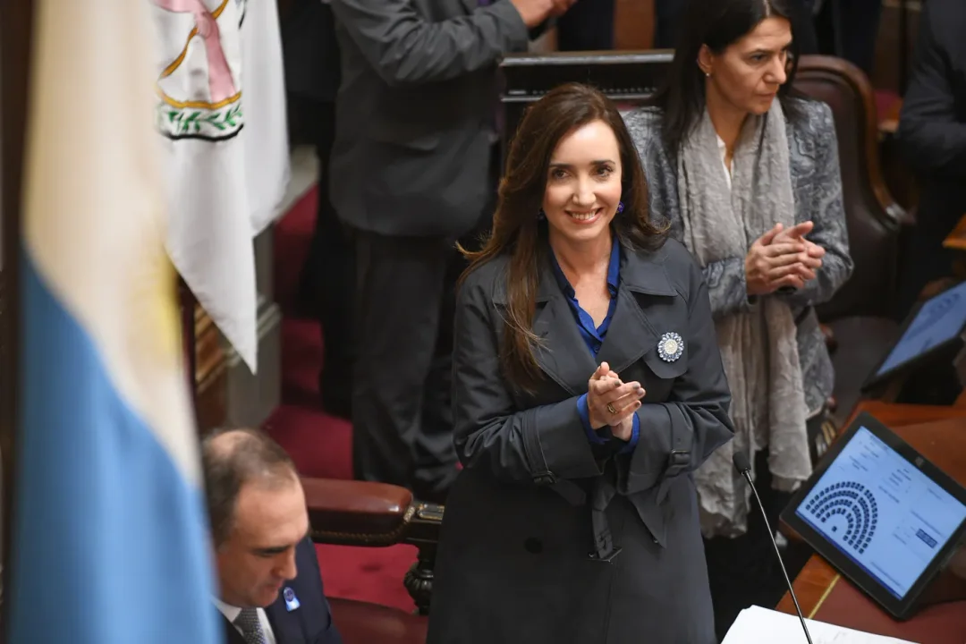 Con una votación empatada y tras un día de represión, se aprobó en general la Ley Bases