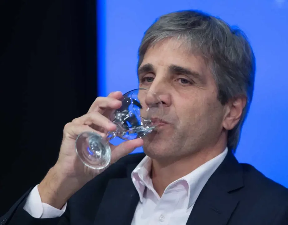 Vuela vuela: El dólar blue marca un nuevo récord mientras Caputo festeja el ajuste