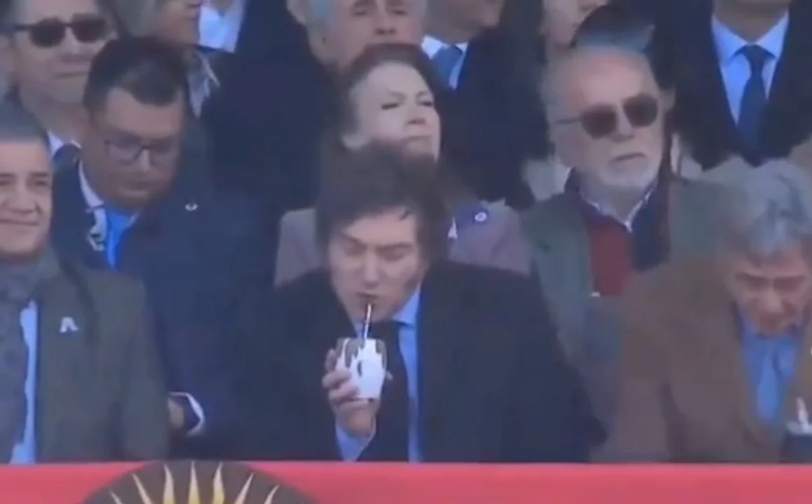 Es viral: Milei aprende a tomar mate en el escenario de La Rural