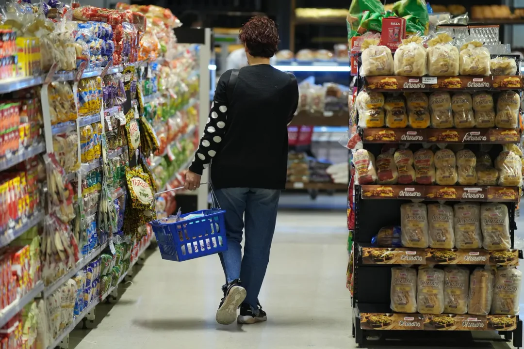 INDEC: La inflación desaceleró en julio pero sigue ganándole por goleada a los salarios