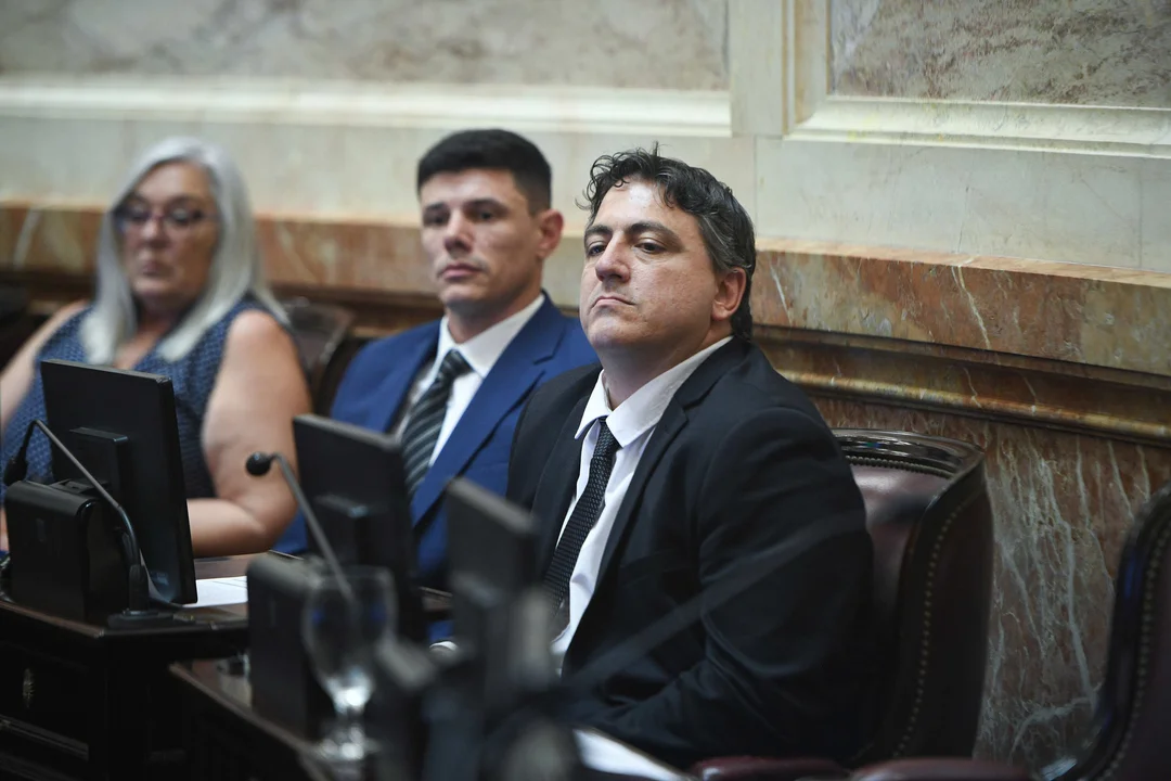 Un senador de LLA se rebeló contra Milei: “¿Cómo no hay plata para jubilados y sí para la SIDE?