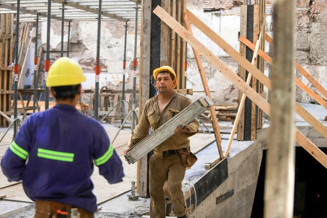 INDEC: La construcción se desplomó un 20% y la industria cayó otro 5% en julio