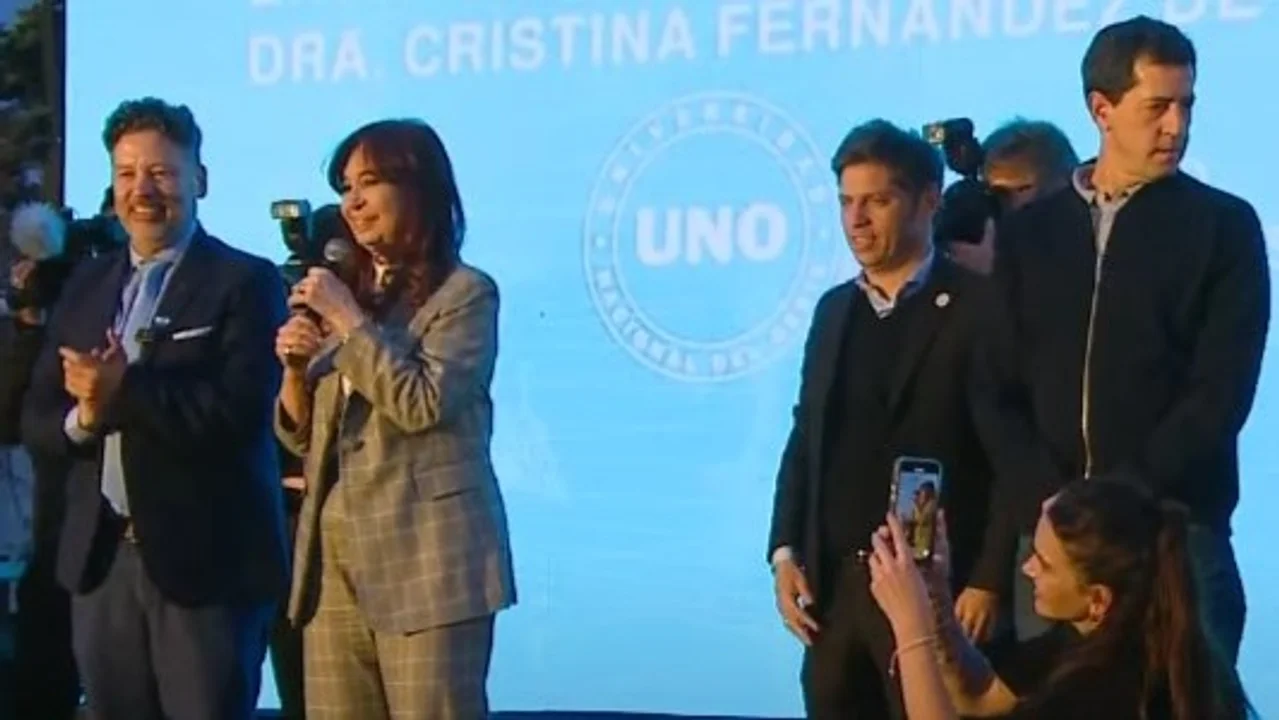 El acto después del acto: CFK subió al escenario a Kicillof y Wado y pidió “hablar sin pelear”