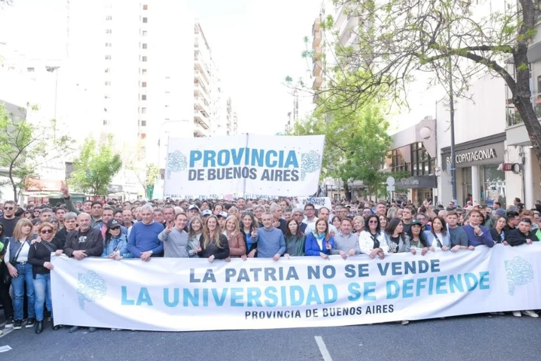 Funcionarios e intendentes lideraron la columna bonaerense en la marcha federal universitaria