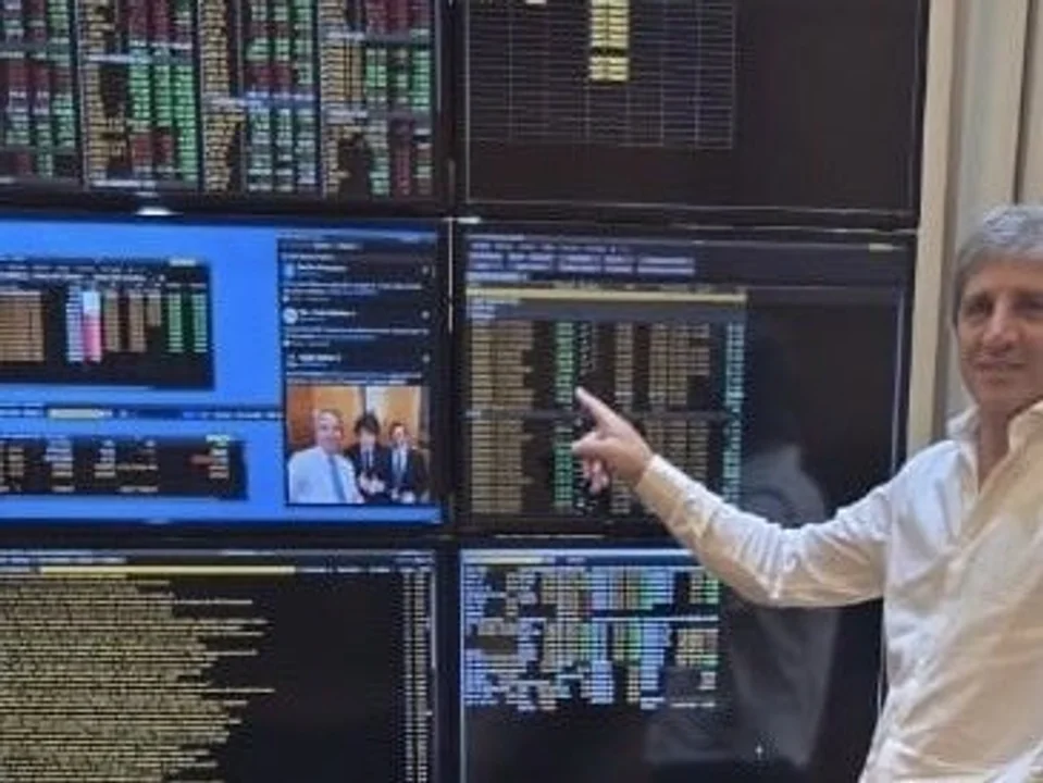 La insólita foto de Caputo canchereando en el ministerio: “Festejando”