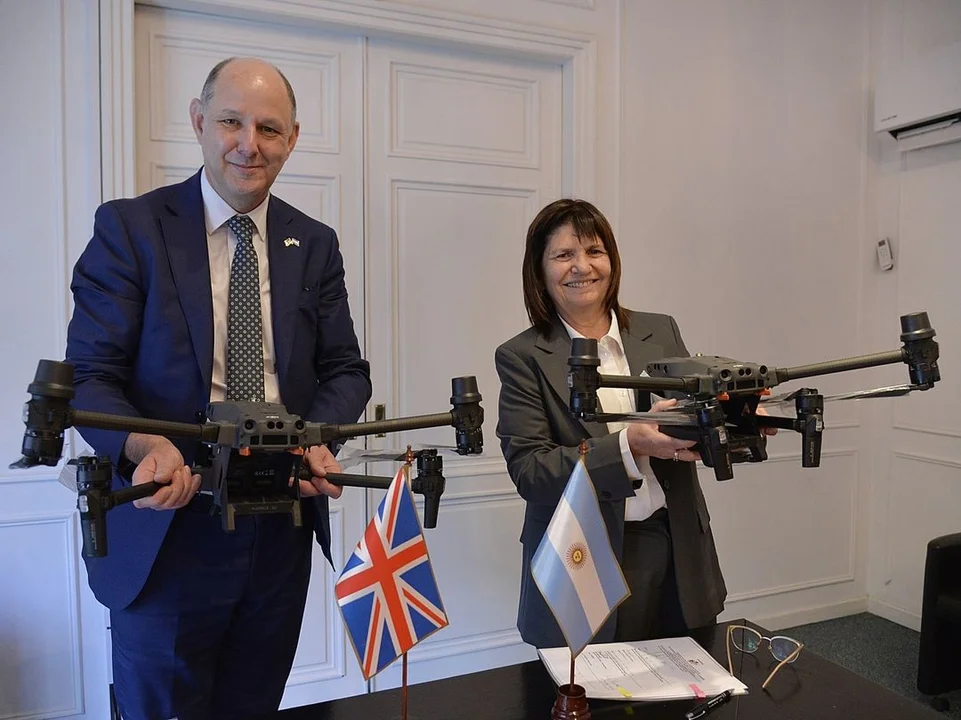 Caramelo de madera: Bullrich le agradeció al Reino Unido por donarle 3 drones y 4 laptops