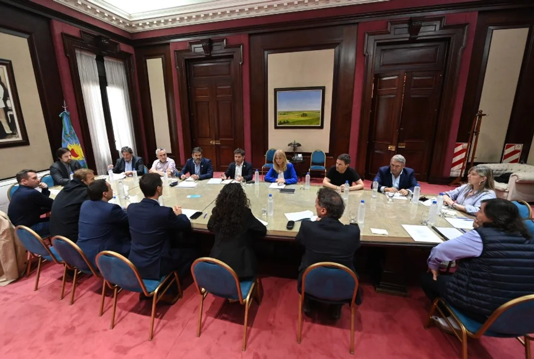 Provincia: Kicillof reunió a ministros e intendentes y desafía a Milei con una autopista clave
