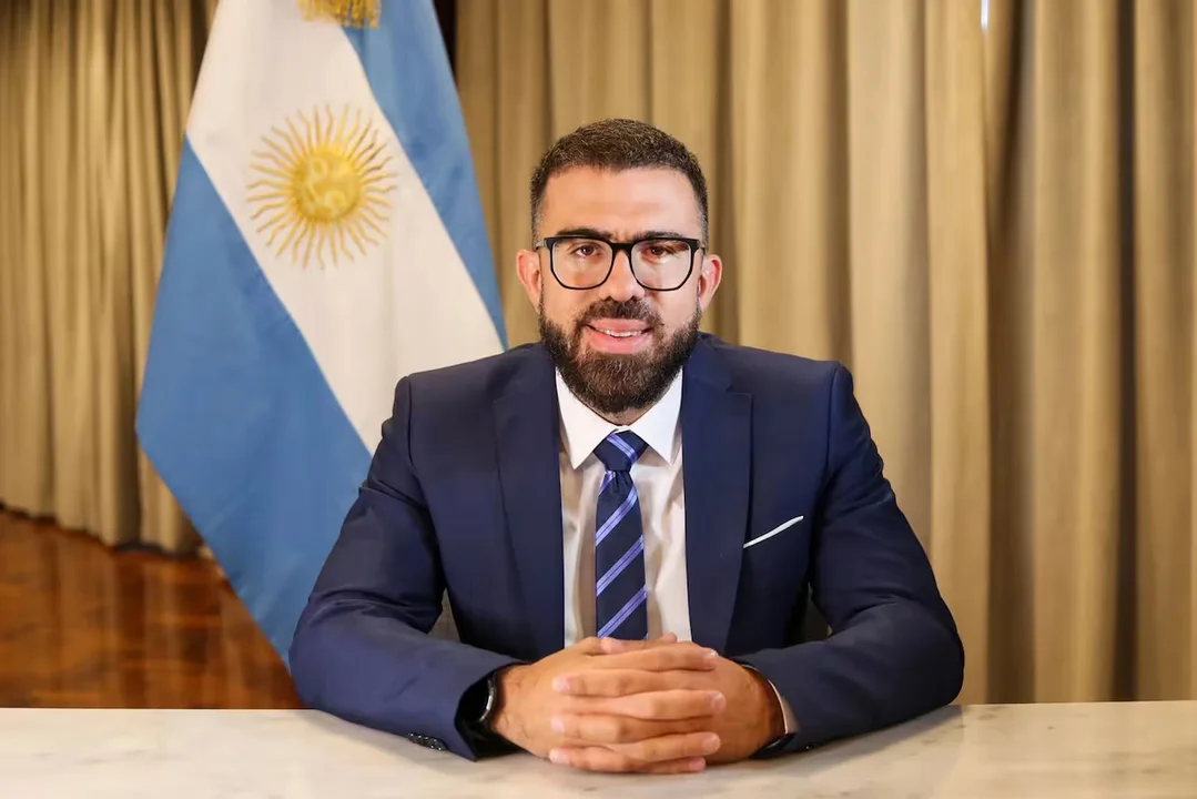 ¿Huyó? Renunció el titular de Defensa de la Competencia justo antes de la fusión Clarín – Telefónica