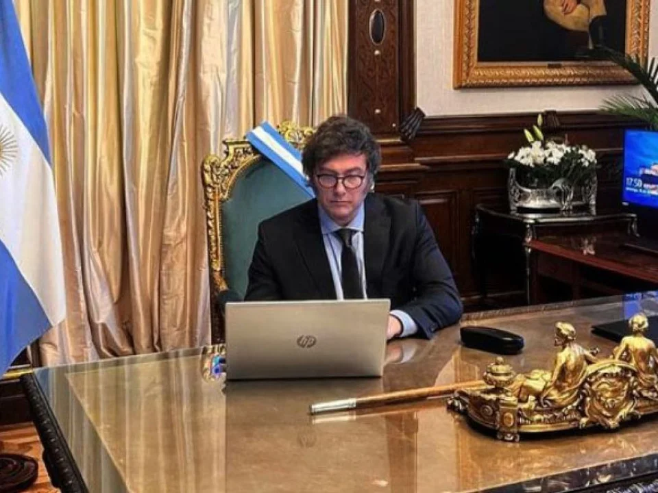 Milei se pasó el Lunes Negro tuiteando y finge demencia: "Sé que están mirando los mercados, pero..."
